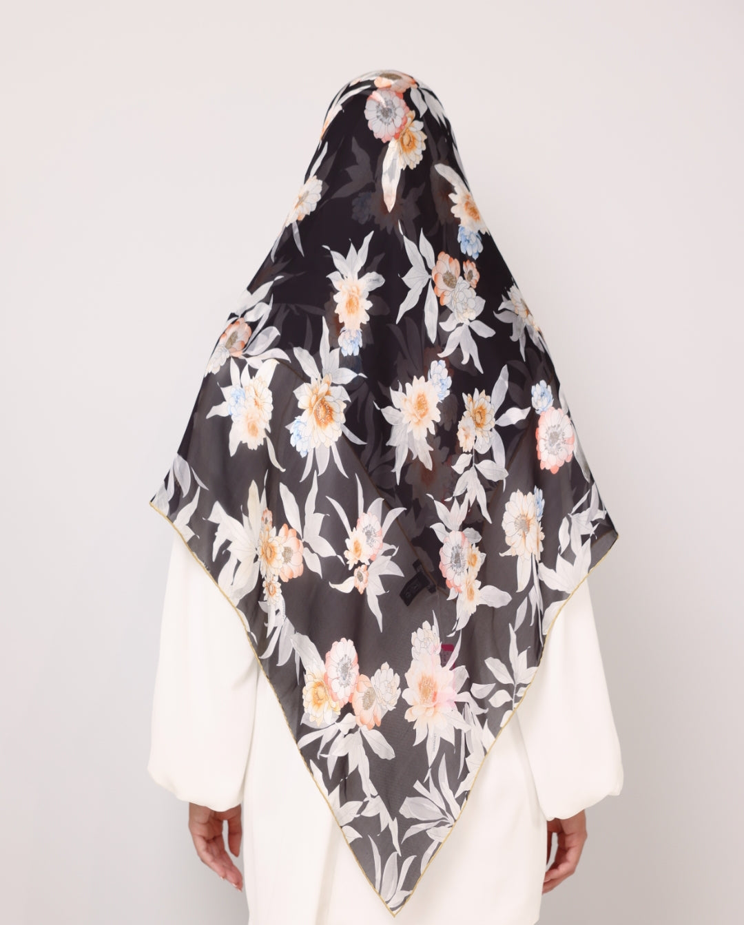 Leonard scarfs L6