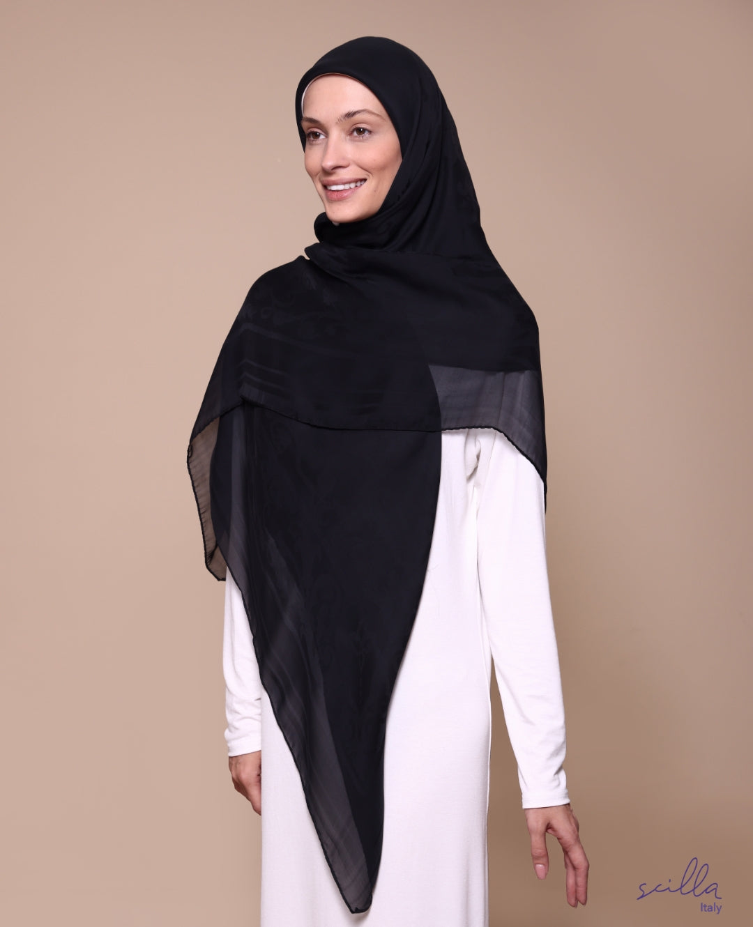 وشاح سكيلا الأسود المصنوع من الجاكار الإيطالي