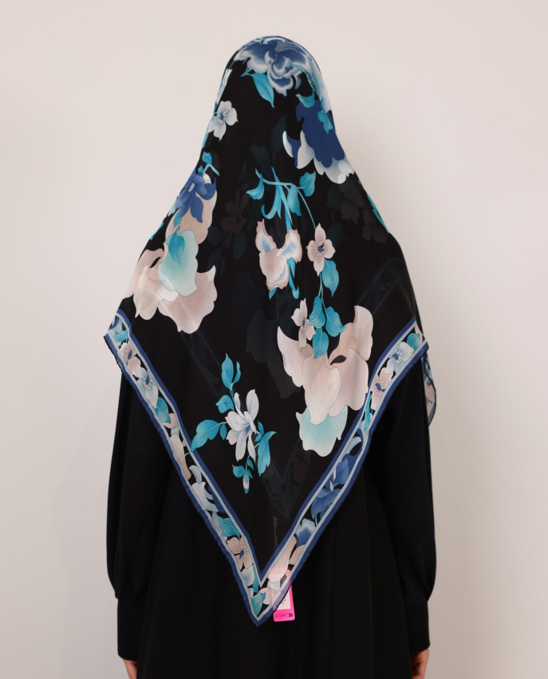 Leonard scarfs L10