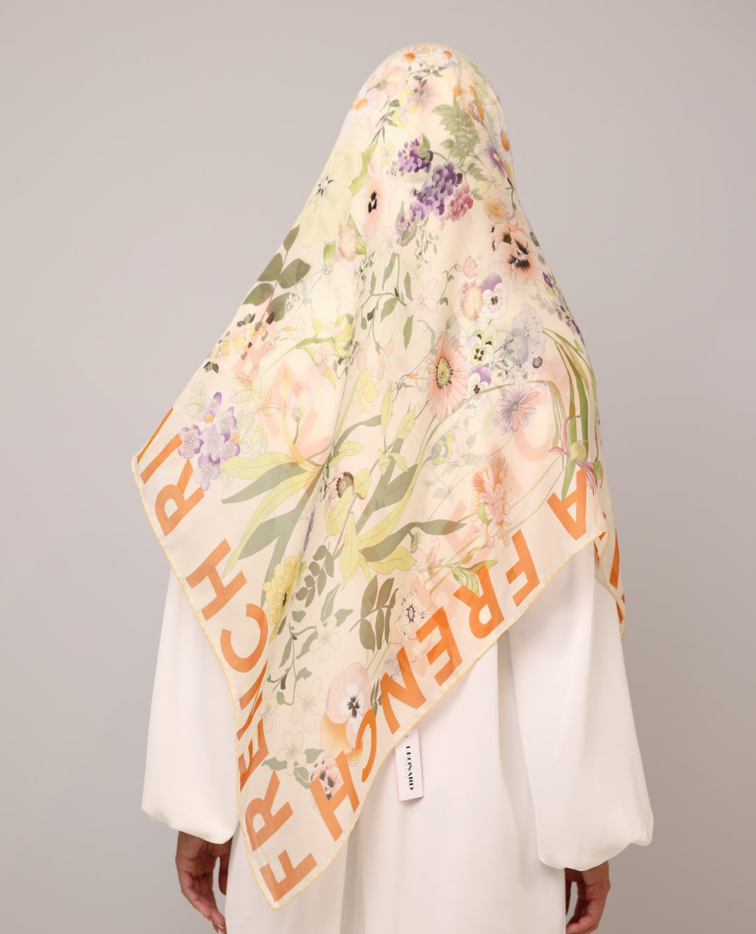 Leonard scarfs L3
