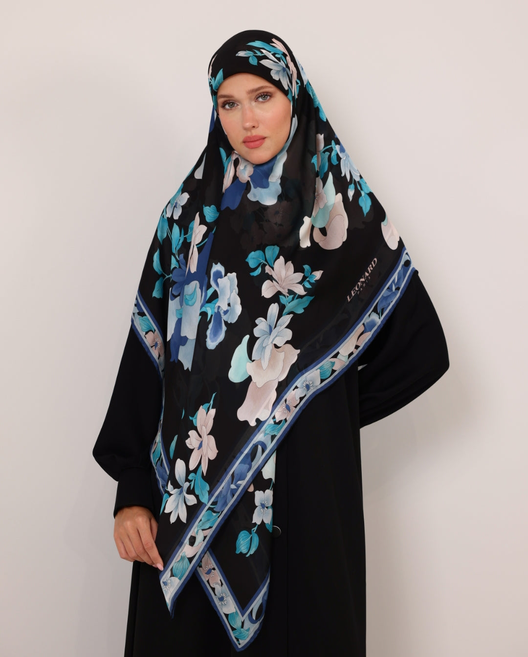 Leonard scarfs L10
