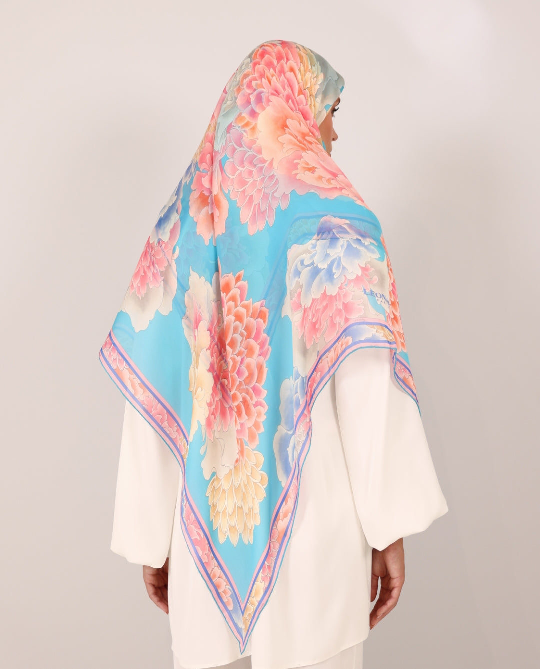 Leonard scarfs L4