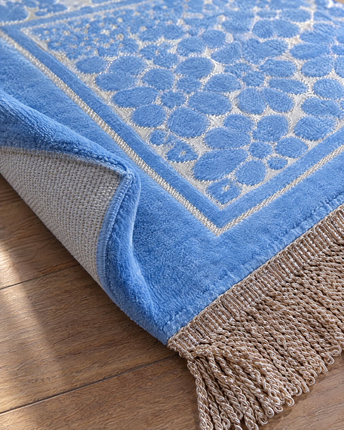 Folded corner of the Full Arabesque prayer mat showing velvet and padding