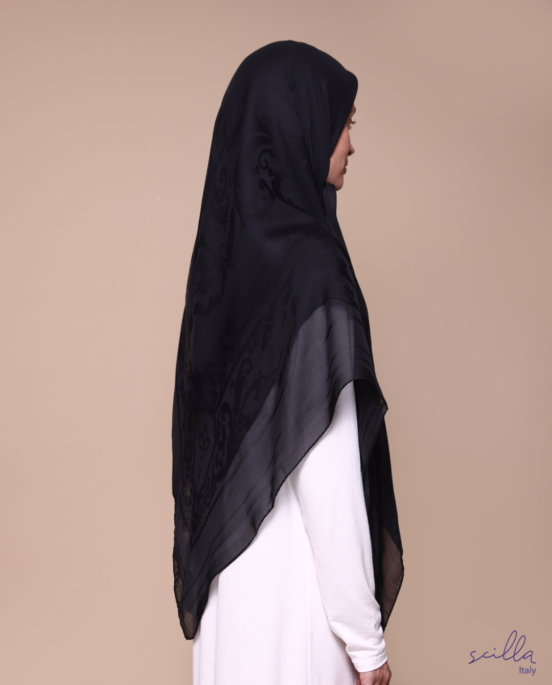وشاح سكيلا الأسود المصنوع من الجاكار الإيطالي