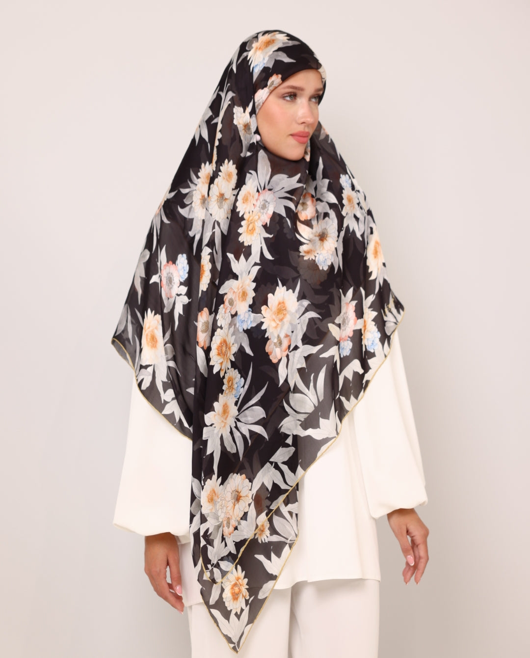 Leonard scarfs L6