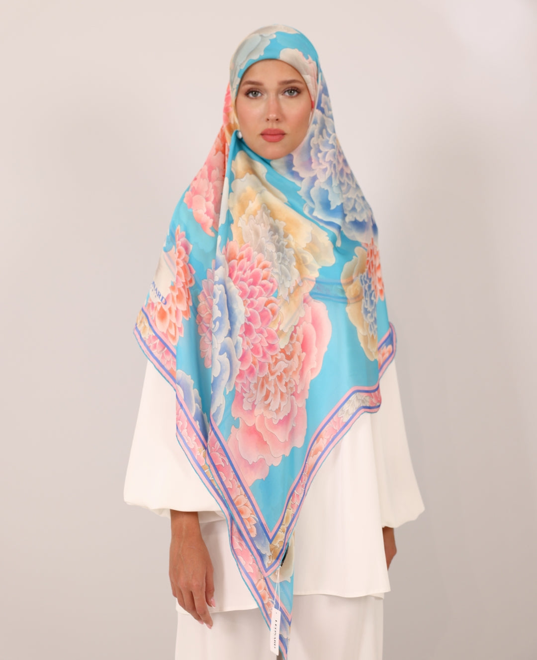 Leonard scarfs L4